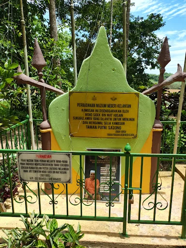 Seni bina dalaman di Kampong Pangkal Kalong